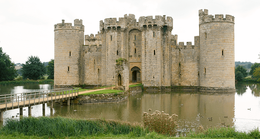 Imagen del castillo y el foso para comparar.