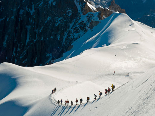雪山を登るハイカーのグループ
