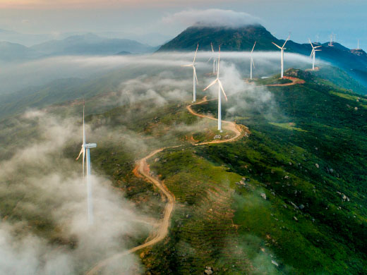 Windkraftanlagen entlang einer Klippe