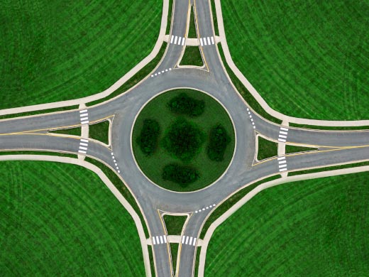 Kreisverkehr mit vier Straßen