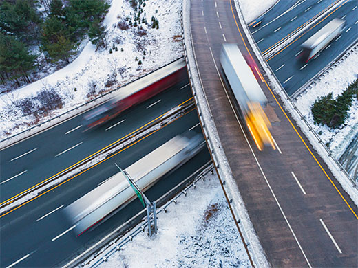 Vue de semi-remorques sur un échangeur autoroutier à plusieurs voies