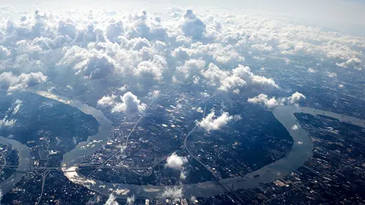 Nuages sur la ville et la rivière