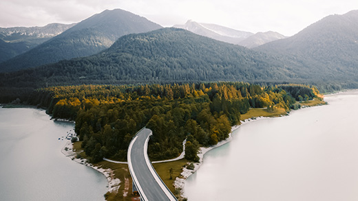 Pont sur l'eau vers les montagnes