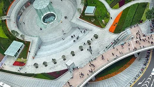 Personnes marchant sur une passerelle ville