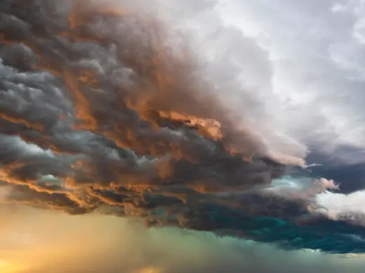 Nube oscura sobre la puesta de sol