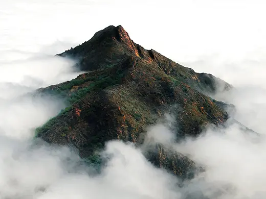 Des montagnes dans les nuages