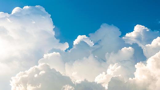 Cielo azul con nubes soleadas