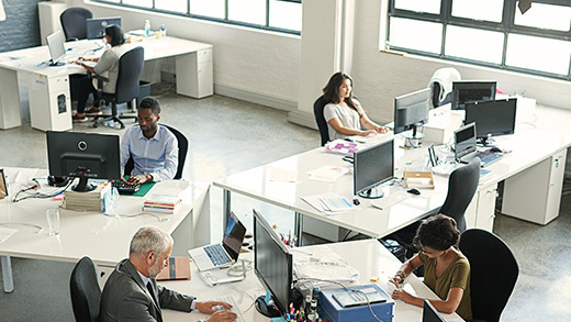 Personas en la oficina de espacios abiertos.