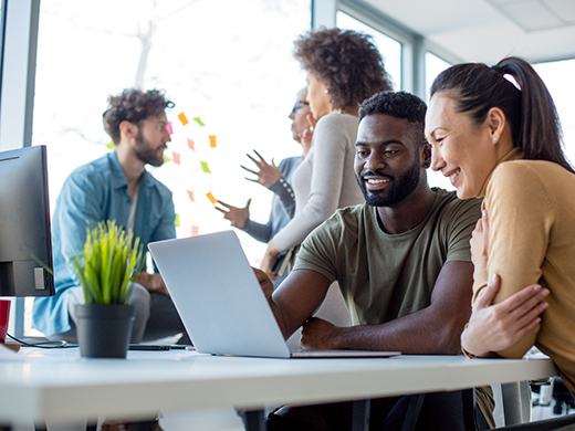 オフィスのクリエイティブな人々