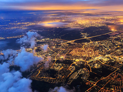 Como um fornecedor global de soluções sustentáveis pode proteger serviços em nuvem, terminais corporativos e sistemas de OT e IoT em inúmeras empresas?