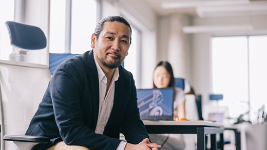 Foto de un hombre de negocios japonés seguro de sí mismo