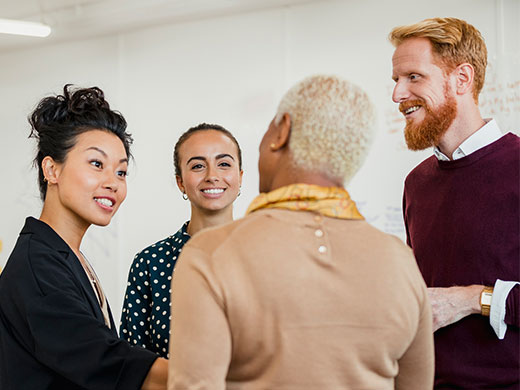 Membros da equipe tendo uma discussão respeitosa e produtiva